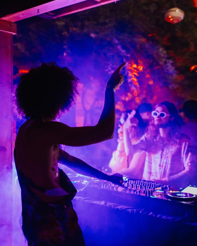 Wonderlove party dancers